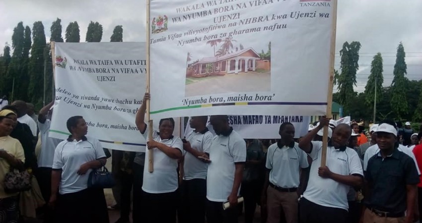 Wafanyakazi wa Wakala wa Taifa wa Utafiti wa Nyumba Bora na Vifaa vya Ujenzi (NHBRA) wakiwa katika maandamano ya siku ya wafanyakazi duniani 2018 yaliyofanyika kimkoa katika viwanja vya Uhuru Dar es salaam